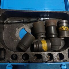 中型トラック・マイクロバスのタイヤ交換インパクト　ソケット多数付いてます！　22000円の画像