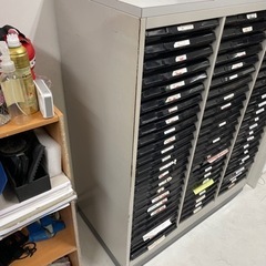 値引きしました。積み込み手伝います。事務所移転のため、治療院用カルテ棚の画像