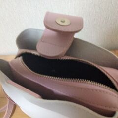 白とピンクの小さめバッグの画像