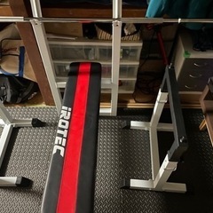 ベンチプレス(100kg)、ベンチ、ダンベル、腹筋ローラーなど