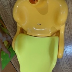 赤ちゃん　はじめてのお風呂から使えるバスチェア　アプリカの画像