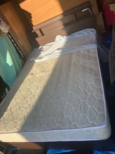 ダブルサイズベッド　電源付き引き出しあり