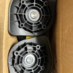 スーツケースのタイヤ4つの画像