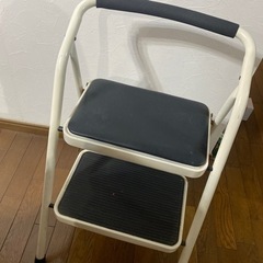 椅子にもなる脚立