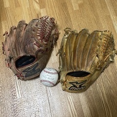 硬式グローブと軟式グローブ　硬式木製バット付き
