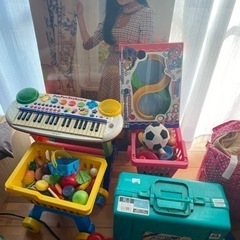 無料の赤ちゃんのおもちゃ。最初に洗濯が必要です。車のタイヤチェー...