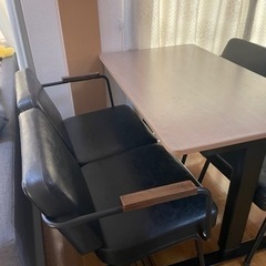 高さ調整テーブルとLOWYA椅子