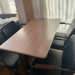高さ調整テーブルとLOWYA椅子