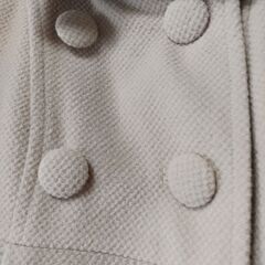 ガーリーなオフホワイトコートの画像