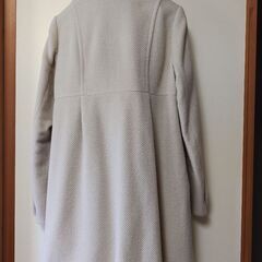 ガーリーなオフホワイトコートの画像