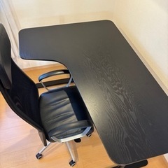 IKEA デスクとワークチェアのセットの画像