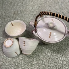 急須と湯呑み茶碗3点の画像