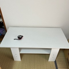 白の机