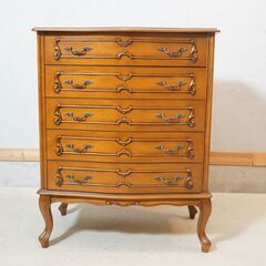 イタリア製の5段チェストです。上品な色合いとエレガントなフォルムが