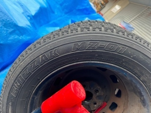 スタッドレスタイヤ溝も超キレイです　185/65R14