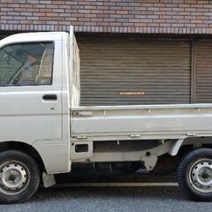 現状販売今月２０日まで出品ダイハツハイゼットトラックMT　エアコン　簡易カーナビ＆ドライブレコーダー＆ETC付き　車検長い７年２月まで　距離５万9600ｋｍの画像