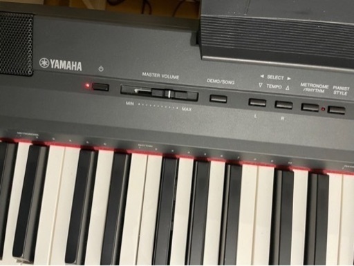 YAMAHA電子ピアノ P-105付属品：アダプター、譜面立て、木製スタンド