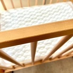 ベビーベッド、マット付きの画像