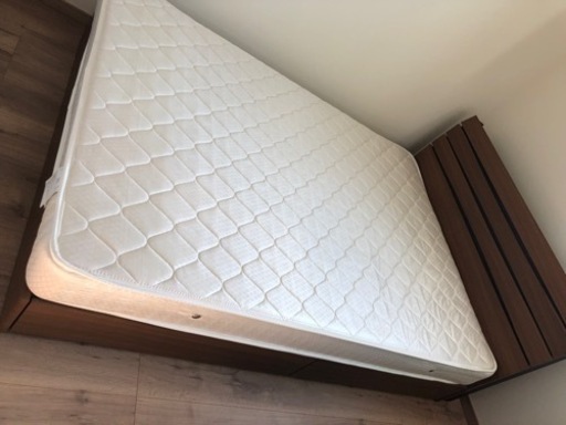 ※値下げしました　ダブルベッド　フレーム➕マットレス　引き出し収納付　頭元ライトあり　コンセント2口付　　　　　　　　　50000円→25000円