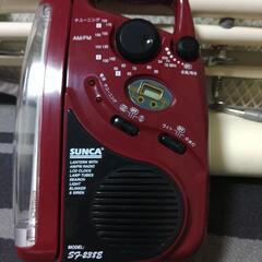 防災グッズの懐中電灯付きラジオ