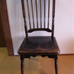 素敵な木製椅子の画像