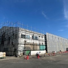 研修期間1ヶ月～6ヶ月(個人差あり、日当13000円)修了後日当15000円(手元作業出来るぐらい)経験者は勿論15000以上！入社祝い金10万円(研修期間修了後)足場職人募集！見習い歓迎！日給13000円～20000円 月37.5万円～50万円＋α 会社の成長に伴いそれ以上も可能と考えています。送迎可 未経験者歓迎！ やりじまいあり！足場屋さんの中では超絶楽な工程です！の画像