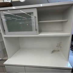 白いカップボード キッチンに置きませんか？の画像