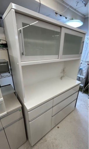 白いカップボード キッチンに置きませんか？