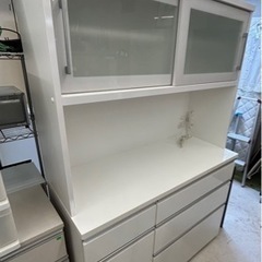 白いカップボード キッチンに置きませんか？