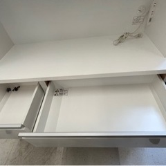 白いカップボード キッチンに置きませんか？の画像