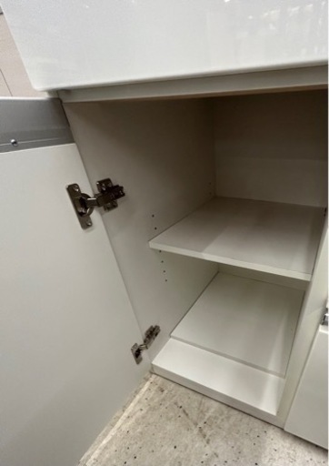 白いカップボード キッチンに置きませんか？