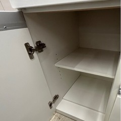 白いカップボード キッチンに置きませんか？の画像