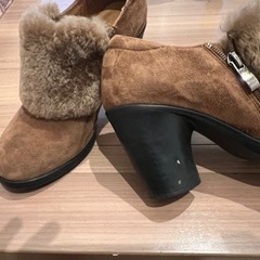 パンプス ファーの画像
