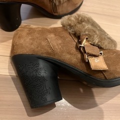 パンプス ファーの画像