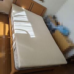 セミダブルベッド　＋　マット2つ　＋　冷感敷パット　無料でお譲りします。の画像