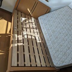 セミダブルベッド　＋　マット2つ　＋　冷感敷パット　無料でお譲りします。の画像