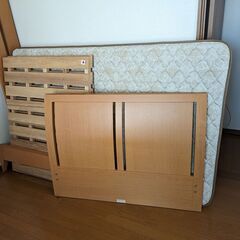 セミダブルベッド　＋　マット2つ　＋　冷感敷パット　無料でお譲りします。の画像