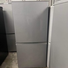 冷蔵庫、電子レンジ、テーブル