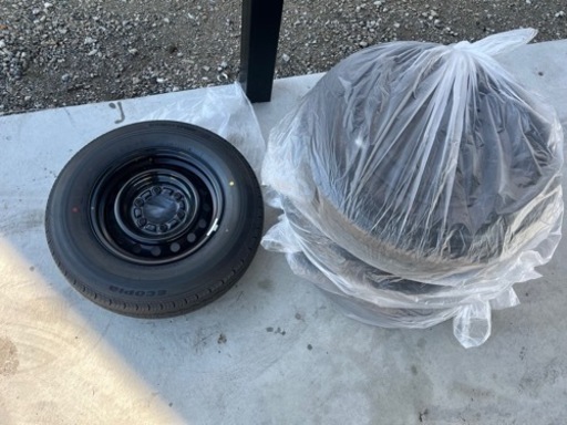 ハイエース　純正タイヤ　４本　195/80R15  新品ホイール付き