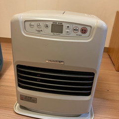 石油ファンヒーターと灯油缶2個
