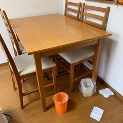 ダイニングテーブルの画像