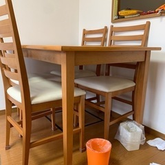 ダイニングテーブルの画像