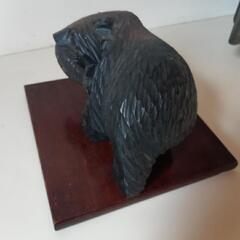木彫りのクマ(飾り台付き)の画像