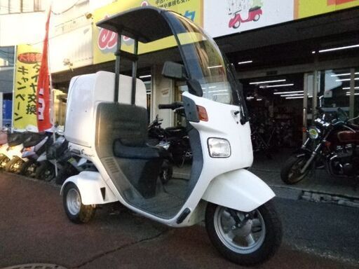 NO.4862　キャノピー ４サイクルエンジン　フューエルインジェクション車　三輪ビジネススクーター　屋根付き　ボックス付き　ホワイト　☆彡