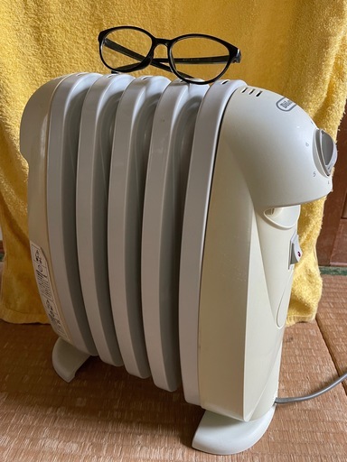 デロンギ★オイルヒーター500w★火を使わないので安心！輻射熱と自然対流でおだやかに暖めます。