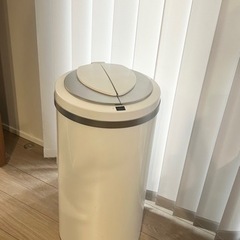 自動ゴミ箱(ZitA、取説付き)の画像