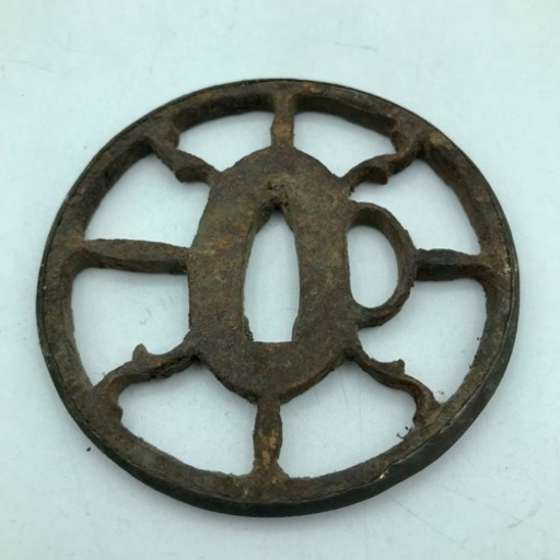 m1216502 鍔 刀の鍔 刀装具 江戸時代 骨董品 アンティーク 甲冑 時代劇 戦国武将 日本刀 柄 家紋 侍 刀 コレクター 中