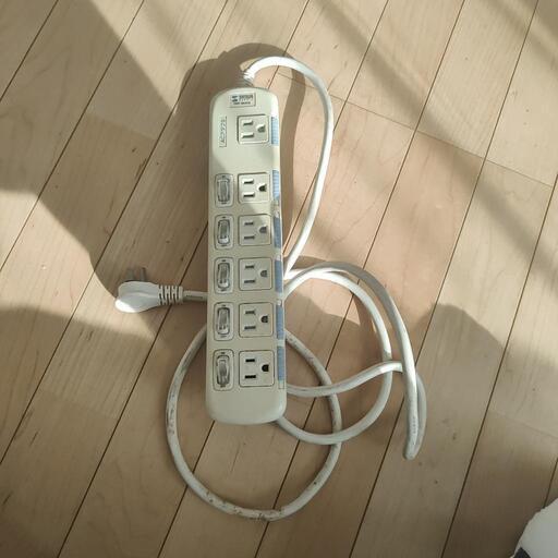 3P・6個口ACアダプタ対応省エネ型タップ。トラッキング火災予防L型プラグ仕様。