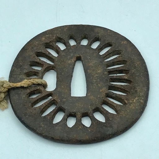 m1216506 鍔 刀の鍔 刀装具 江戸時代 骨董品 アンティーク 甲冑 時代劇 戦国武将 日本刀 柄 家紋 侍 刀 コレクター 中