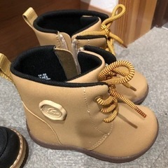子供の靴です。の画像